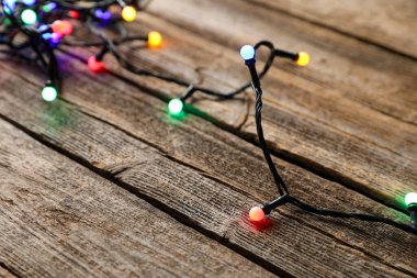 Parlak Noel ışıkları ahşap masada, yakın plan