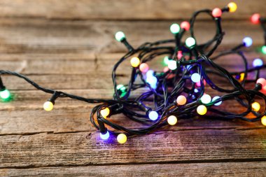 Parlak Noel ışıkları ahşap masada, yakın plan