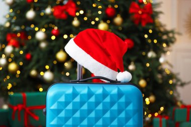 Noel tatili. İçinde Noel Baba şapkası olan çanta, yakın plan.