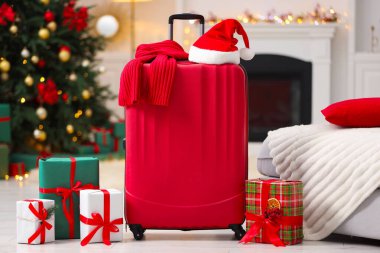 Noel tatili. İçinde Noel Baba şapkası, eşarp ve hediye kutuları olan çanta.