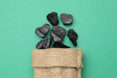 Yeşil arka planda siyah kömür parçaları, üst manzara