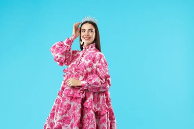 Açık mavi arka planda lüks tacı olan güzel kadın, metin için yer