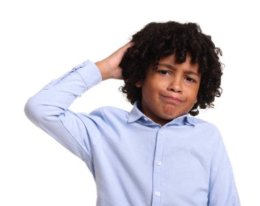 Beyaz arka planda düşünceli küçük bir çocuğun portresi.