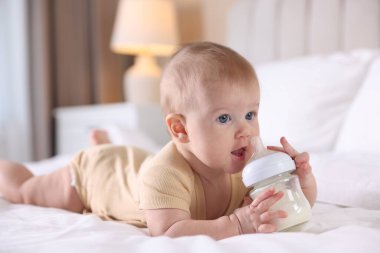 Evde şişeyle beslenen tatlı bir bebek.