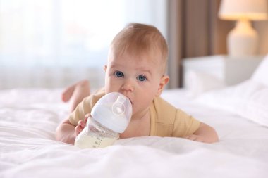 Evde şişeyle beslenen tatlı bir bebek.