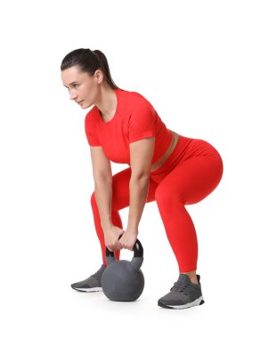 Beyaz arka planda kettlebell egzersizi yapan atletik kadın.