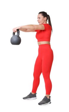 Beyaz arka planda kettlebell egzersizi yapan atletik kadın.