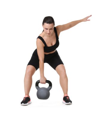 Beyaz arka planda kettlebell egzersizi yapan atletik kadın.