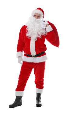 Beyaz arka planda çantası olan Noel Baba. Mutlu Noeller ve mutlu yıllar.