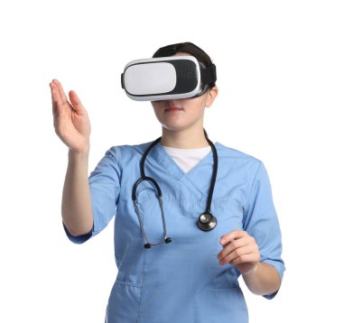 Modern teknoloji. Beyaz arkaplanda sanal ekran kullanan kulaklıklı bir doktor