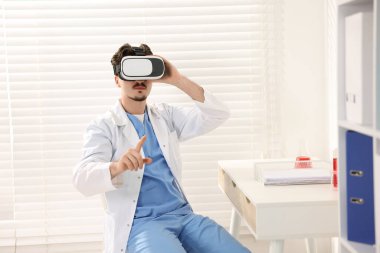 Modern teknoloji. Ofiste sanal ekran kullanan kulaklıklı bir doktor