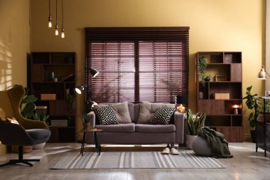 Oturma odasının içi rahat kanepe, diğer mobilyalar ve dekorlarla dolu.