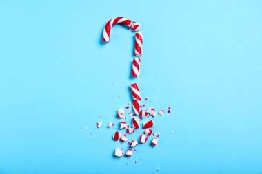 Açık mavi arka planda ezilmiş şeker kamışı, düz uzanmış. Noel hediyesi