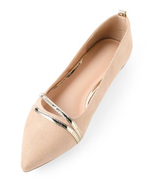 Beyaza izole edilmiş şık bir bej ayakkabı.