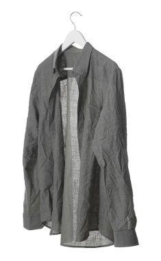 Gri buruşuk gömlekli askı beyaza izole edilmiş.