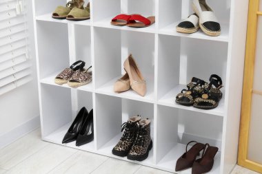 İçerideki raflarda farklı ayakkabılar var.