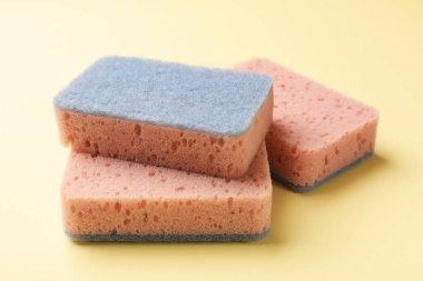 Bej arka planda temiz mutfak süngerleri, yakın plan.