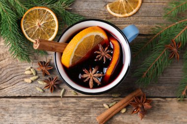 Lezzetli sıcak şarap, baharatlar ve köknar dalları ahşap masa üzerinde, düz yatıyordu.