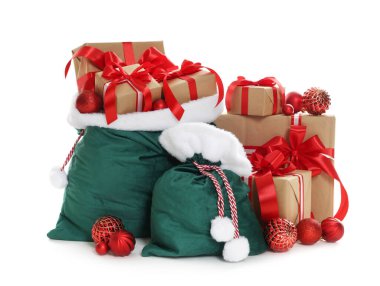 Noel Baba çantası hediye kutuları ve Noel mücevherleri beyaza izole edilmiş