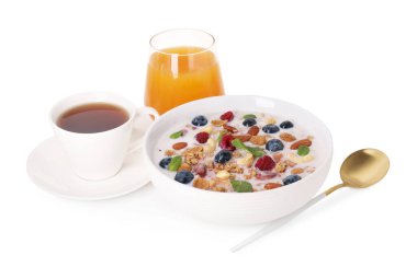 Sağlıklı kahvaltı. Fındıklı yulaf ezmesi, böğürtlen, süt kasede, çay ve meyve suyu beyaza izole edilmiş.