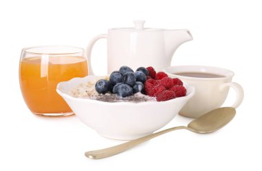 Sağlıklı kahvaltı. Böğürtlenli yulaf ezmesi, yoğurt, çay ve meyve suyu beyaz üzerine izole edilmiş.