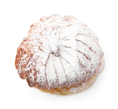 Beyaz üzerine izole edilmiş pudra şekerli leziz profiterol.
