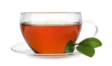 Bir fincan sıcak çay ve yeşil yapraklar beyaz üzerine izole edilmiş.