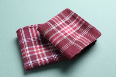 Renkli arkaplanda kırmızı mendiller, yakın plan