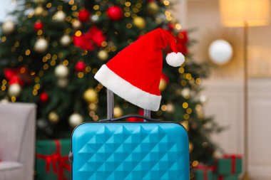 Noel tatili. İçinde Noel Baba şapkası olan çanta, yakın plan.