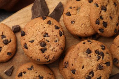 Nefis çikolatalı kurabiyeler masanın üstünde, en üstte.