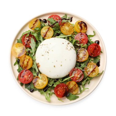 Lezzetli burrata peyniri roka, domates ve soyutlanmış beyaz elbise, üst manzara.