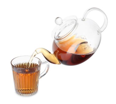 Beyaz arka planda çaydanlıktan fincana sıcak çay dökmek