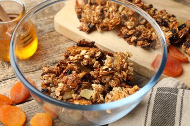 Ballı, fındıklı, kuru üzümlü, ahşap masa, yakın plan.