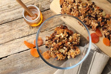 Ballı tahıl, fındık ve kuru üzümlü ahşap masa, düz uzanmış