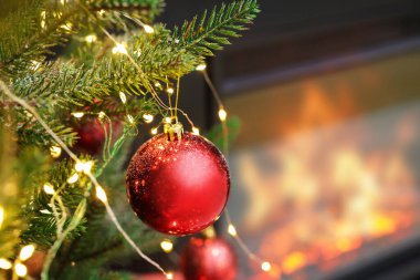 Güzel süslemeleri ve ışıkları olan Noel ağacı dalları, yakın plan. Metin için boşluk