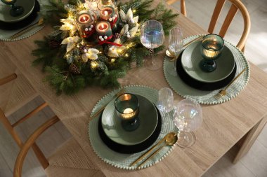 İçerisi Noel dekorlu, manzaralı, şenlikli masa.