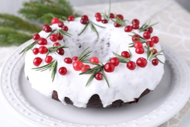 Yaban mersinli ve biberiyeli lezzetli Noel pastası, yakın plan.