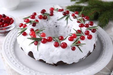 Yaban mersinli ve biberiyeli lezzetli Noel pastası, yakın plan.