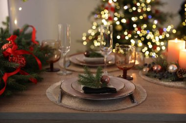 Kutlama masası dekorasyonu, kapalı mekan, yakın çekim.