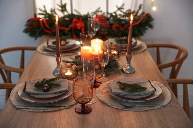 Kutlama masası dekorasyonu, kapalı mekan, yakın çekim.