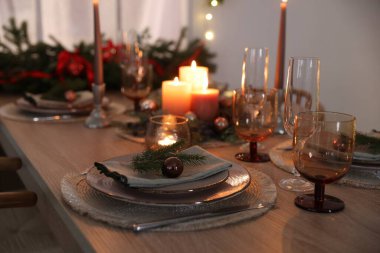 Kutlama masası dekorasyonu, kapalı mekan, yakın çekim.