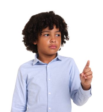 Beyaz arka planı işaret eden küçük bir çocuğun portresi