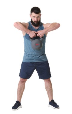 Beyaz arka planda kettlebell ile egzersiz yapan adam