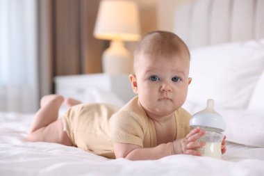 Evde şişeyle beslenen tatlı bir bebek.