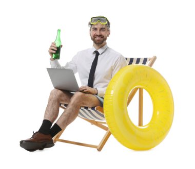 Beyaz arka planda alkol, dizüstü bilgisayar ve dalış maskeli bir iş adamı.