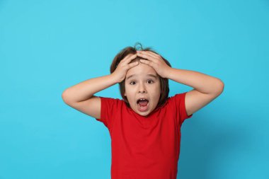 Açık mavi arka planda küçük bir çocuk