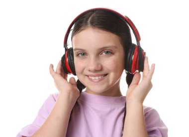 Beyaz arka planda kulaklık takan tatlı bir kız.