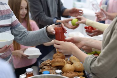 Barınaktaki evsizlere yiyecek sağlayan gönüllüler, seçici odaklanma