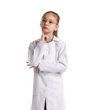 Fen okuyorum. Beyaz arka planda koruyucu ceketli kız