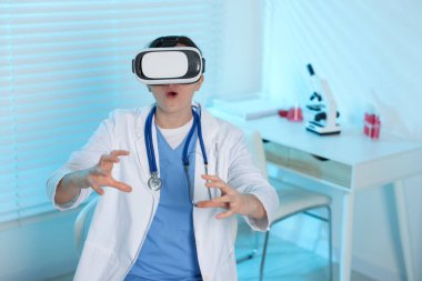 Modern teknoloji. Doktor ofiste sanal gerçeklik kulaklığı kullanıyor.